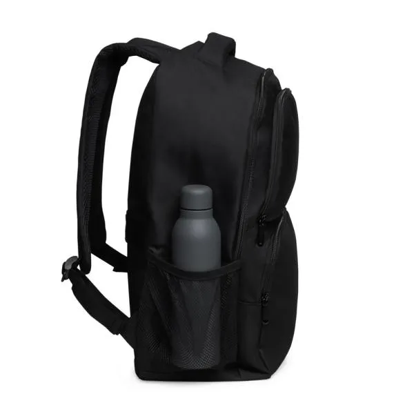 Mochila preta confeccionada em Polyester 600D. Conta com bolso principal com zíper duplo cursor, dois bolsos frontais em zíper, dois bolsos laterais em tela, divisória para notebook interna com acabamento acolchoado, alças ajustáveis, alça de mão e alça carona para mala.