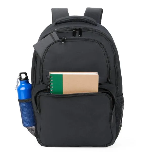 Mochila preta confeccionada em Polyester 600D. Conta com bolso principal com zíper duplo cursor, dois bolsos frontais em zíper, dois bolsos laterais em tela, divisória para notebook de até 15 interna com acabamento acolchoado, alças ajustáveis, alça de mão e alça carona para mala.