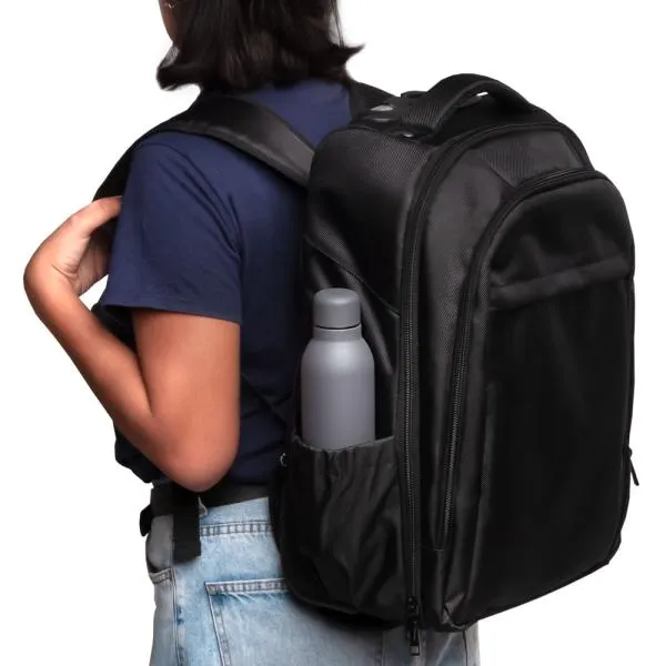 Mochila preta com rodinhas. Conta com alça para as costas fechada com zíper, alça para mãos, alça telescópica de dois estágios, duas rodinhas, proteção para as rodinhas com velcro, quatro compartimentos - sendo um interno principal (com sub compartimento para notebook) e três externos (um frontal menor para pequenos objetos como celulares e cadernos, e dois laterais, ideais para guarda-chuvas e garrafas).