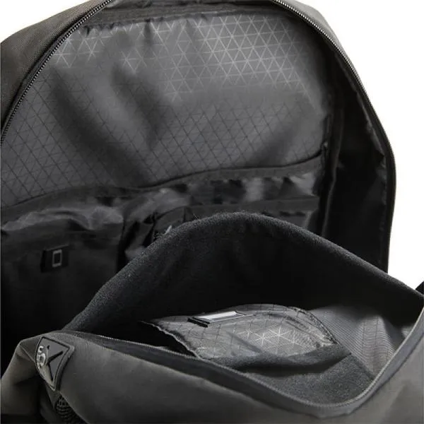 Mochila preta em Polyester / PU. Conta com alças para as costas, alça para as mãos e alça carona para mala. Na parte externa conta com saída para fio, dois bolsos laterais, um na parte frontal com zíper simples e o principal na parte superior, com fechamento em zíper duplo cursor. Na parte interna, conta com compartimento aveludado para notebook e mais seis compartimentos.