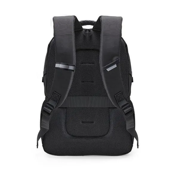 Mochila preta em Polyester / PU. Conta com alças para as costas com faixa refletiva e bolso, alça para as mãos, alça para pendurar e alça carona para mala. Na parte externa conta com saída para fio, faixa refletiva, borrachão, dois fechos laterais, dois bolsos laterais com tela, bolso frontal e dois bolsos na parte superior com fechamento em zíper. Na parte interna do primeiro bolso, conta com 4 compartimentos. No bolso principal, conta com compartimento aveludado para notebook e mais um compartimento.