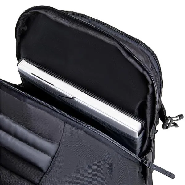 Mochila preta em Polyester / PU. Conta com alças para as costas com faixa refletiva e bolso, alça para as mãos, alça para pendurar e alça carona para mala. Na parte externa conta com saída para fio, faixa refletiva, borrachão, dois fechos laterais, dois bolsos laterais com tela, bolso frontal e dois bolsos na parte superior com fechamento em zíper. Na parte interna do primeiro bolso, conta com 4 compartimentos. No bolso principal, conta com compartimento aveludado para notebook e mais um compartimento.