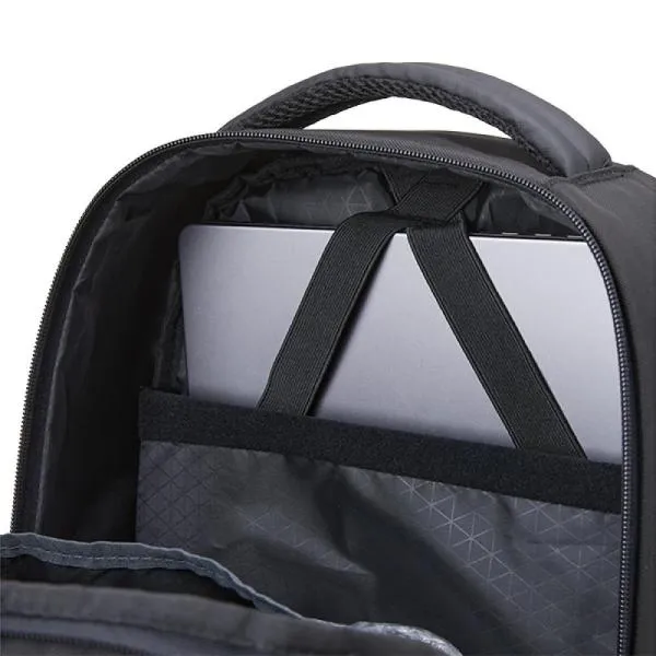 Mochila preta em Polyester / PU. Conta com alças para as costas com faixa refletiva e bolso, alça para as mãos, alça para pendurar e alça carona para mala. Na parte externa conta com saída para fio, faixa refletiva, borrachão, dois fechos laterais, dois bolsos laterais com tela, bolso frontal e dois bolsos na parte superior com fechamento em zíper. Na parte interna do primeiro bolso, conta com 4 compartimentos. No bolso principal, conta com compartimento aveludado para notebook e mais um compartimento.