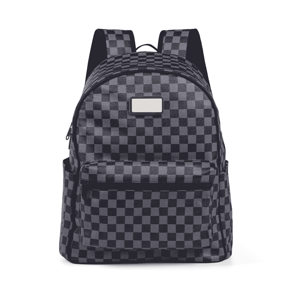 Mochila em PVC xadrez. Conta com alças para as costas e alça para as mãos. Conta com dois bolsos laterais, bolso frontal com zíper simples e bolso principal com fechamento em zíper duplo cursor. Na parte interna, conta com compartimento aveludado para notebook de até 15.