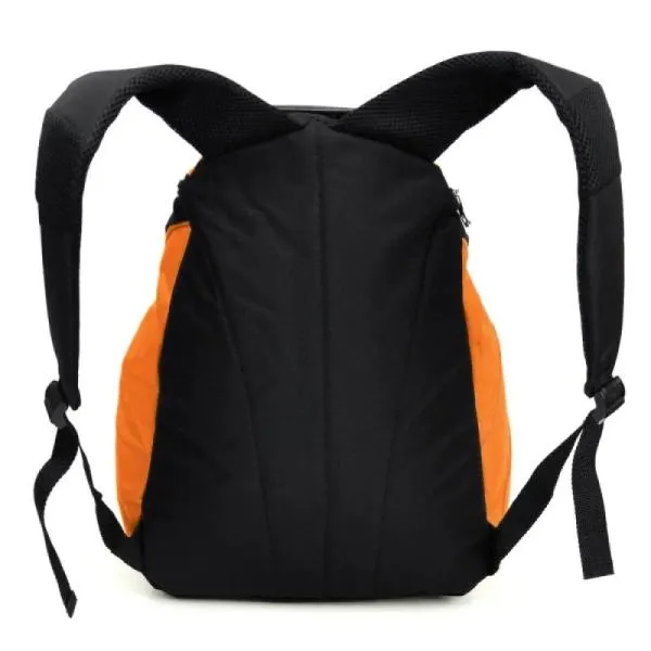 Mochila laranja e preta confeccionada em Polyester 300D. Conta com compartimento interno em tela, alças ajustáveis, três bolsos externos com zíper, sendo dois laterais e um frontal com divisória em tela elástica e orifício para fone de ouvido. Possui ainda alça de mão e um bolso frontal inferior em tela elástica. *IMAGEM ILUSTRATIVA, NÃO ACOMPANHA O PAR DE TÊNIS*