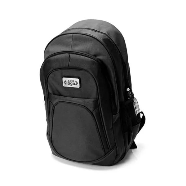 Mochila preta em Poliester 600D/1680D com alças para as costas, alça para as mãos, compartimento para notebook de até 15, 3 bolsos externos com zíper e 2 bolsos externos em tela.