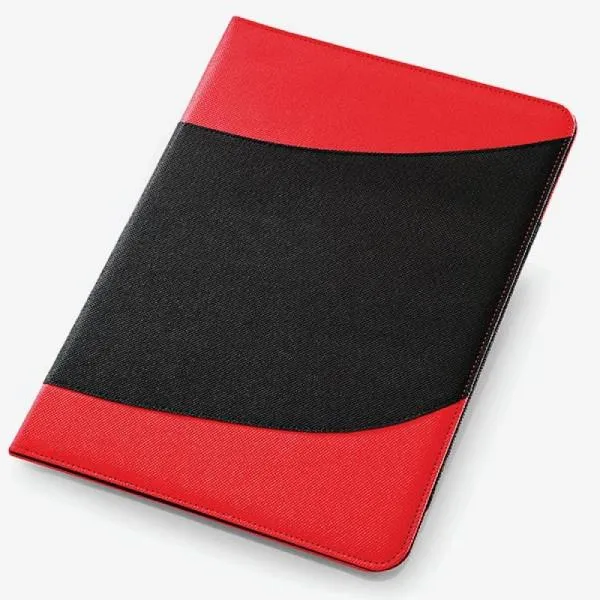 Confeccionada em polyester preto e vermelho com um bloco de 30 folhas pautadas. É formada por uma estrutura rígida, com acabamento em costura e toque almofadado. Conta com uma aba para papéis, um compartimento para caneta, um para o bloco de anotações e outro com visor em plástico PVC transparente.