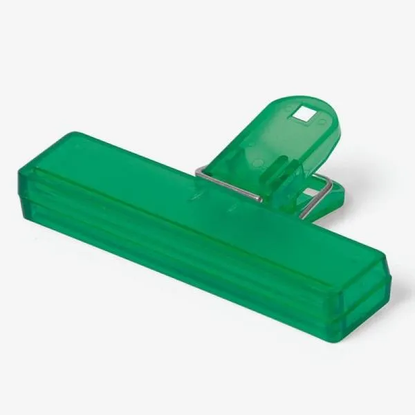 Confeccionado em poliestireno verde, possui tamanho compacto, mola em metal e um orifício na alça para pendurá-lo e facilitar seu uso. Disponível nas cores azul, fumê, vermelho e verde.