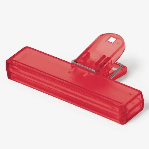 Confeccionado em poliestireno vermelho, possui tamanho compacto, mola em metal e um orifício na alça para pendurá-lo e facilitar seu uso. Disponível nas cores azul, fumê, vermelho e verde.