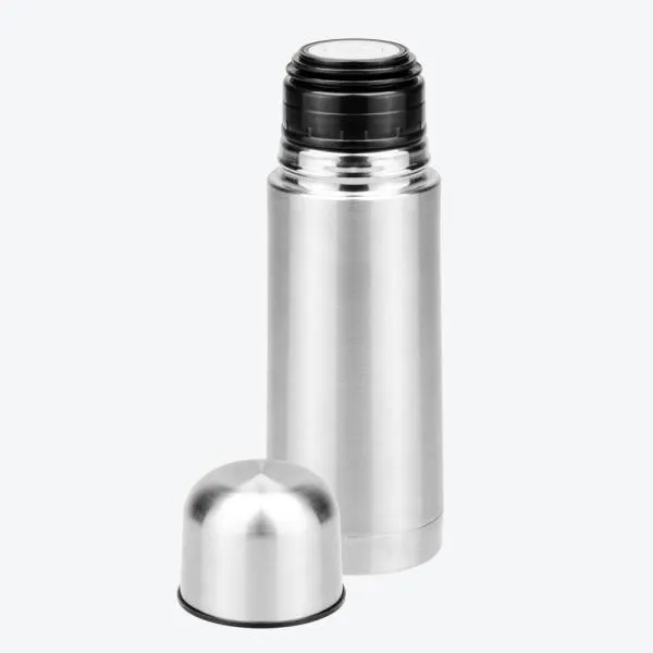 Confeccionado em aço inox escovado com tampa em polipropileno rosqueável, botão fast click para abrir (open) e fechar (close) localizada na parte superior e anel em silicone para vedação. Mantém por mais tempo a temperatura de bebidas quentes ou geladas.