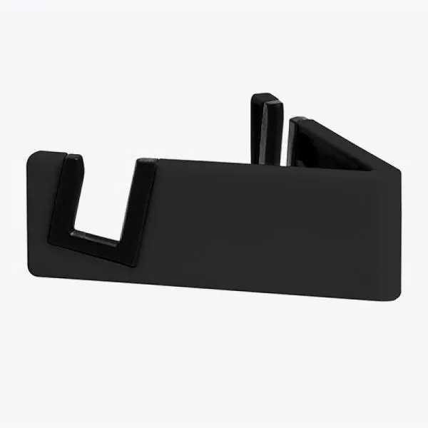 Suporte para celular preto em ABS e TPR. Pode ser usado com o celular tanto na vertical quanto na horizontal. Disponível nas cores: branco, preto, azul, vermelho e verde.