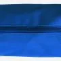 Necessaire em Nylon azul. Conta com fechamento em zíper e alça de mão.