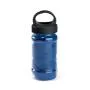 Toalha para esporte azul com garrafa em PP e PET. Toalha refrescante, quando molhada permanece fria durante horas. Se aquecer, basta balançar reativando sua frescura. Reutilizável e lavável à máquina. Capacidade da garrafa: 440ml