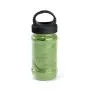 Toalha para esporte verde com garrafa em PP e PET. Toalha refrescante, quando molhada permanece fria durante horas. Se aquecer, basta balançar reativando sua frescura. Reutilizável e lavável à máquina. Capacidade da garrafa: 440ml