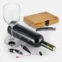 Kit para vinho. Composto por cinco acessórios para vinho em metal e inox, sendo um anel corta-gotas, um funil direcionador com tampa e tampão, ambos com detalhes emborrachados para melhor fixação na garrafa, um termômetro e um abridor saca-rolhas modelo sommelier de alavanca simples com três funções acomodados em um estojo em bambu.