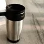 Caneca em polipropileno preto e revestida em aço inox escovado. Possui tampa rosqueável com trava de abertura e anel interno em silicone para vedação. Capacidade: 410 ml MATERIAL ATÓXICO - TESTADO E APROVADO..