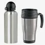 Conjunto composto por um squeeze em aço inox/polipropileno de 600ml e uma caneca em polipropileno/aço inox de 410ml, perfeitamente acomodados em uma caixa kraft com tampa.