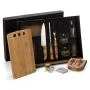 Kit para Churrasco, Drinks e Truco. Composto por tábua com três furos em Bambu; garfo em Bambu/Inox; faca 8; dois copos de Cerveja, dois copos de Whisky e dois copinhos de dose em vidro; caixa para truco com jogo de cartas, marcador de tentos e jogos em MDF. Como cortesia, na faca 8 fazemos uma gravação com os cortes do boi.