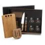 Kit Churrasco, Whisky e Truco. Composto por tábua com três furos em Bambu; garfo em Bambu/Inox; faca 8 em Madeira/Inox; quatro copos de Whisky em vidro; Caixa para truco com jogo de cartas, marcador de tentos e jogos em MDF. Como cortesia, na faca 8 fazemos uma gravação com os cortes do boi.