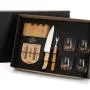 Kit Churrasco, Whisky e Truco. Composto por tábua com três furos em Bambu; garfo em Bambu/Inox; faca 8 em Madeira/Inox; quatro copos de Whisky em vidro; Caixa para truco com jogo de cartas, marcador de tentos e jogos em MDF. Como cortesia, na faca 8 fazemos uma gravação com os cortes do boi.