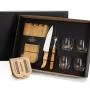 Kit Churrasco, Whisky e Truco. Composto por tábua com três furos em Bambu; garfo em Bambu/Inox; faca 8 em Madeira/Inox; quatro copos de Whisky em vidro; Caixa para truco com jogo de cartas, marcador de tentos e jogos em MDF. Como cortesia, na faca 8 fazemos uma gravação com os cortes do boi.