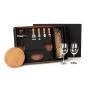 Kit para queijo e vinho com tábua para queijo e petiscos; Duas facas, sendo uma com ponta e outra reta, garfo e espátula em Madeira/Inox; Duas taças para vinho em vidro; Abridor e tampão em metal; Espaço para garrafa com palha (NÃO ACOMPANHA GARRAFA). Estão perfeitamente acomodados em uma caixa para presentear.