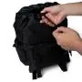 Mochila preta confeccionada em Polyester 600D. Conta com bolso principal com fechamento com cordão e aba com fecho de engate rápido, bolso frontal com ajuste, 2 bolsos laterais com ajuste para controlar o volume da mochila, alças ajustáveis, alça de mão e alça carona para mala. Espaço interno com divisória para notebook com acabamento acolchado.