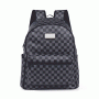 Mochila em PVC xadrez. Conta com alças para as costas e alça para as mãos. Conta com dois bolsos laterais, bolso frontal com zíper simples e bolso principal com fechamento em zíper duplo cursor. Na parte interna, conta com compartimento aveludado para notebook de até 15.