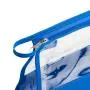 Necessaire na cor azul e transparente confeccionada em PVC / Nylon 600. Conta com fechamento em zíper e alça. Disponível nas cores preta, azul, vermelha e verde.