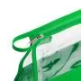 Necessaire na cor verde transparente confeccionada em PVC / Nylon 600. Conta com fechamento em zíper e alça. Disponível nas cores preta, azul, vermelha e verde.